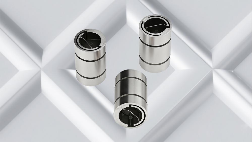 jimeng-2025-12-29-8070-参考图1、图2、图3的产品形象和排版，三个银色圆柱状产品呈三角排列，背景为纯白色(4).jpg