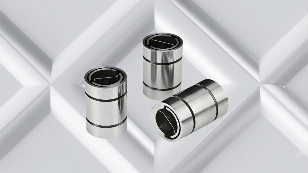 jimeng-2025-12-29-4428-参考图1的产品形象和排版，三个银色圆柱状产品呈三角排列，背景为纯白色，产品表面金(4).jpg