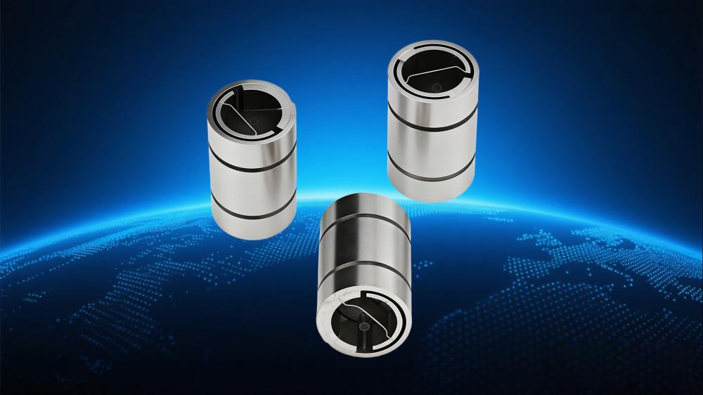 jimeng-2025-12-29-8070-参考图1、图2、图3的产品形象和排版，三个银色圆柱状产品呈三角排列，背景为纯白色(5).jpg